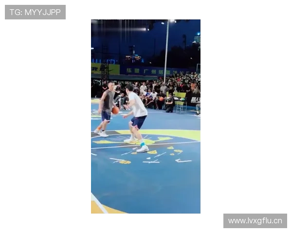 伊布拉希莫维奇超市推车里全是金色包装，路人表情比我还慌